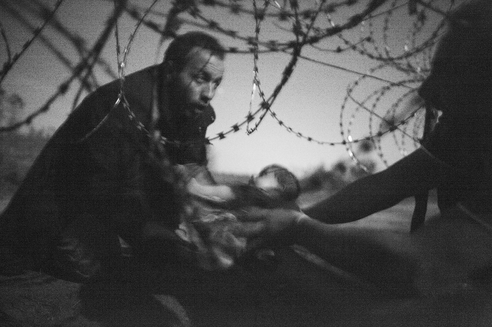 © Warren Richardson, Hope for a New Life. Migranti attraversano il confine dalla Serbia all'Ungheria.