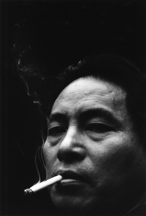 Domon Ken, Autoritratto, 1958, pubblicato sul numero di novembre della rivista Sankei Camera. Ken Domon Museum of Photography