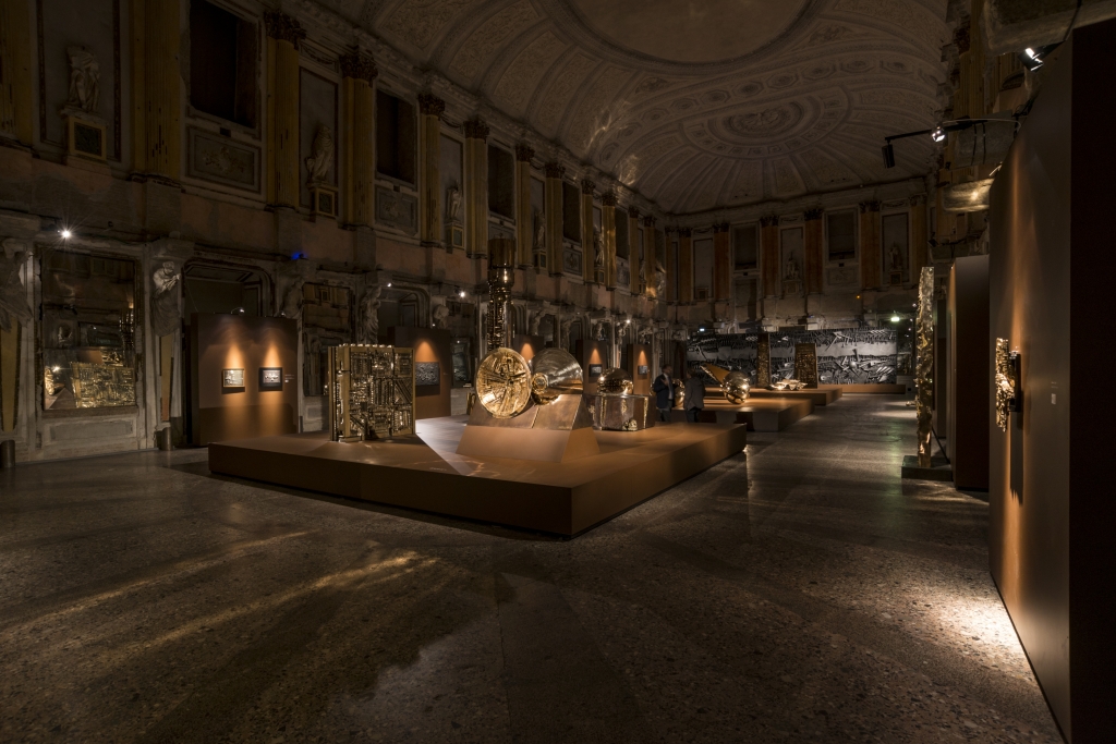 L'allestimento della mostra nella Sala delle Cariatidi di Palazzo reale (foto di Carlos Tettamanzi)